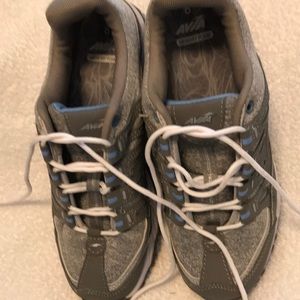 AVIA MEMORY FOAM SNEAKERS SIZE 8. Like new